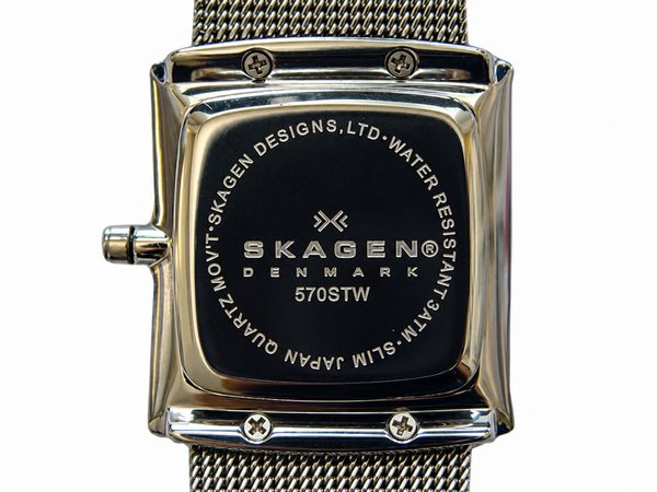 Dos d’une montre Skagen avec le numéro de modèle 570STW